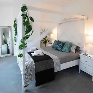 https://the-life-of-riley.brighton-hotels-england.com