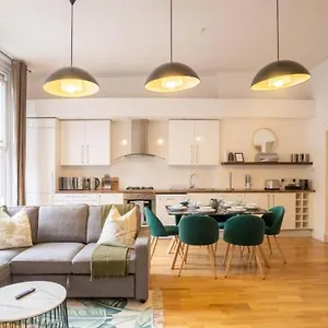 https://three-bed-with-city-view-shoreditch-perfect-for.brighton-hotels-england.com